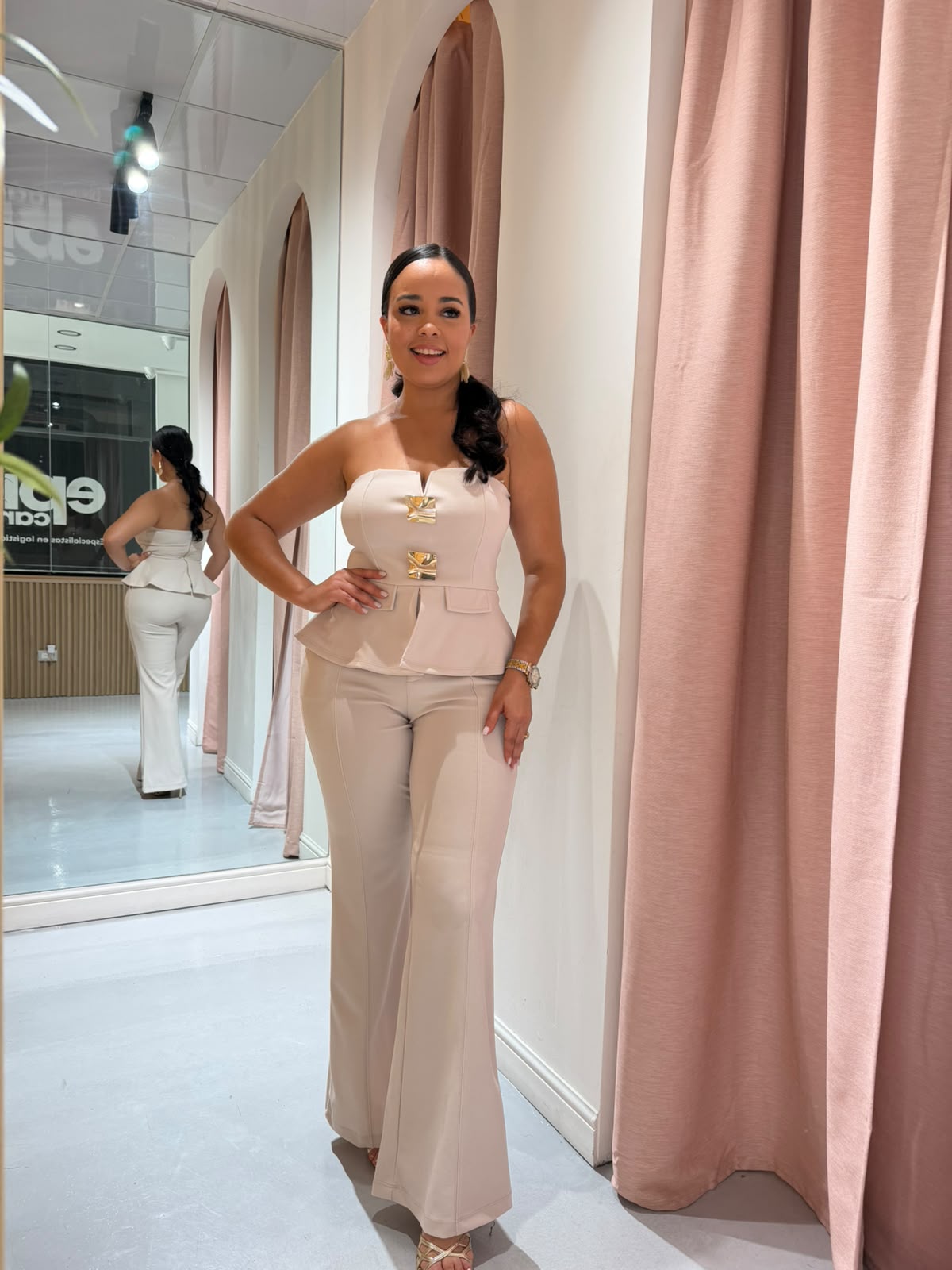 SET CON TOP PEPLUM Y BOTONES DORADOS