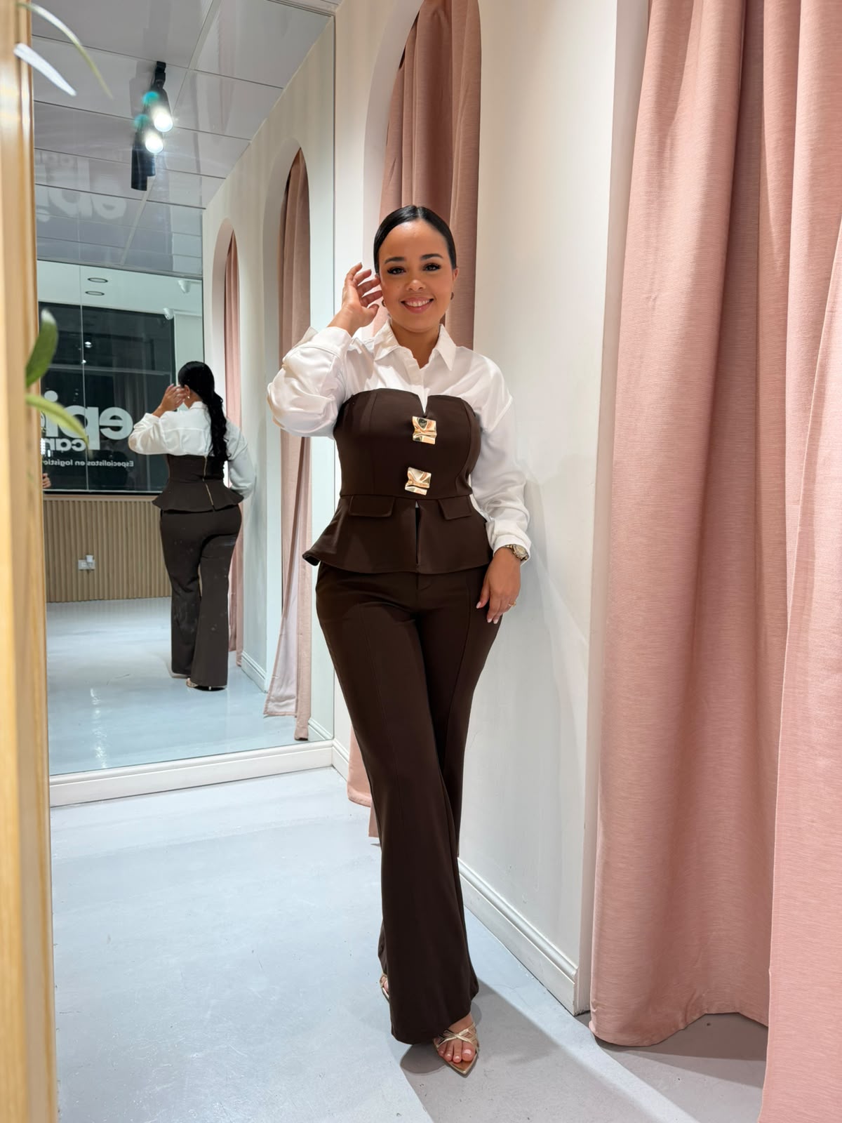 SET TOP PEPLUM CON BROCHES DORADOS