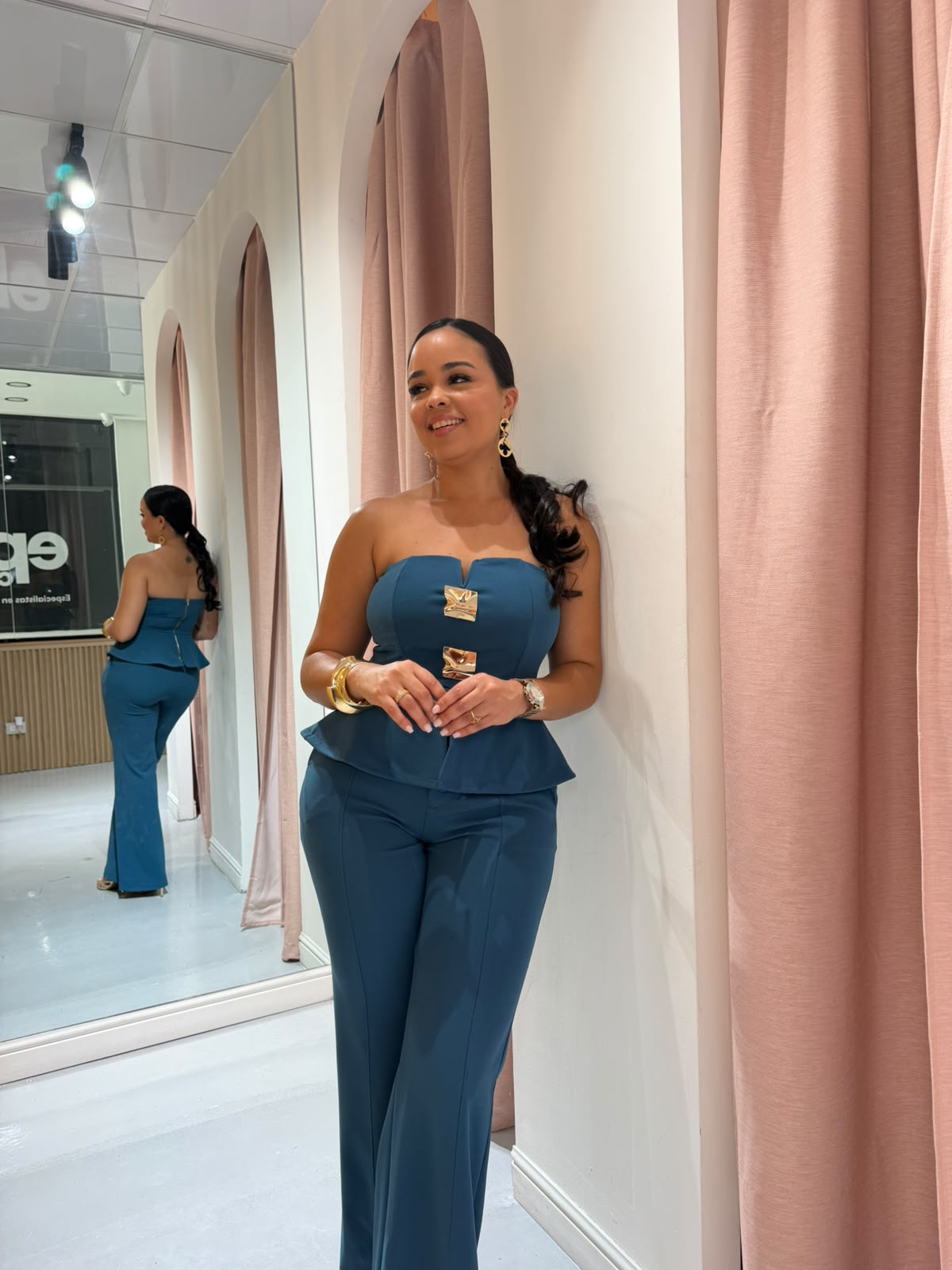 SET CON TOP PEPLUM Y BROCHES DORADOS