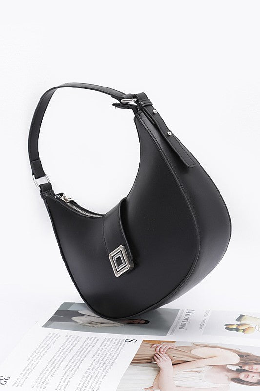 Cartera negra con broche plateado