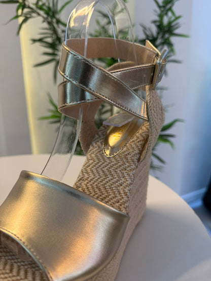 ZAPATOS PLATAFORMAS EN RAFIA
