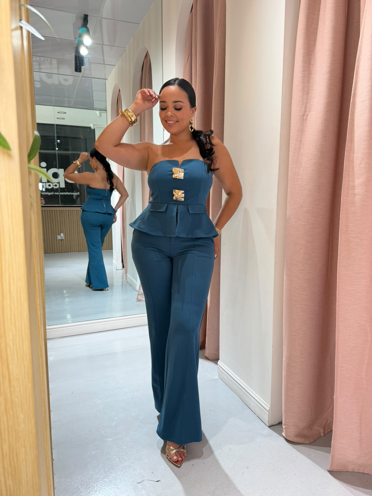 SET CON TOP PEPLUM Y BROCHES DORADOS