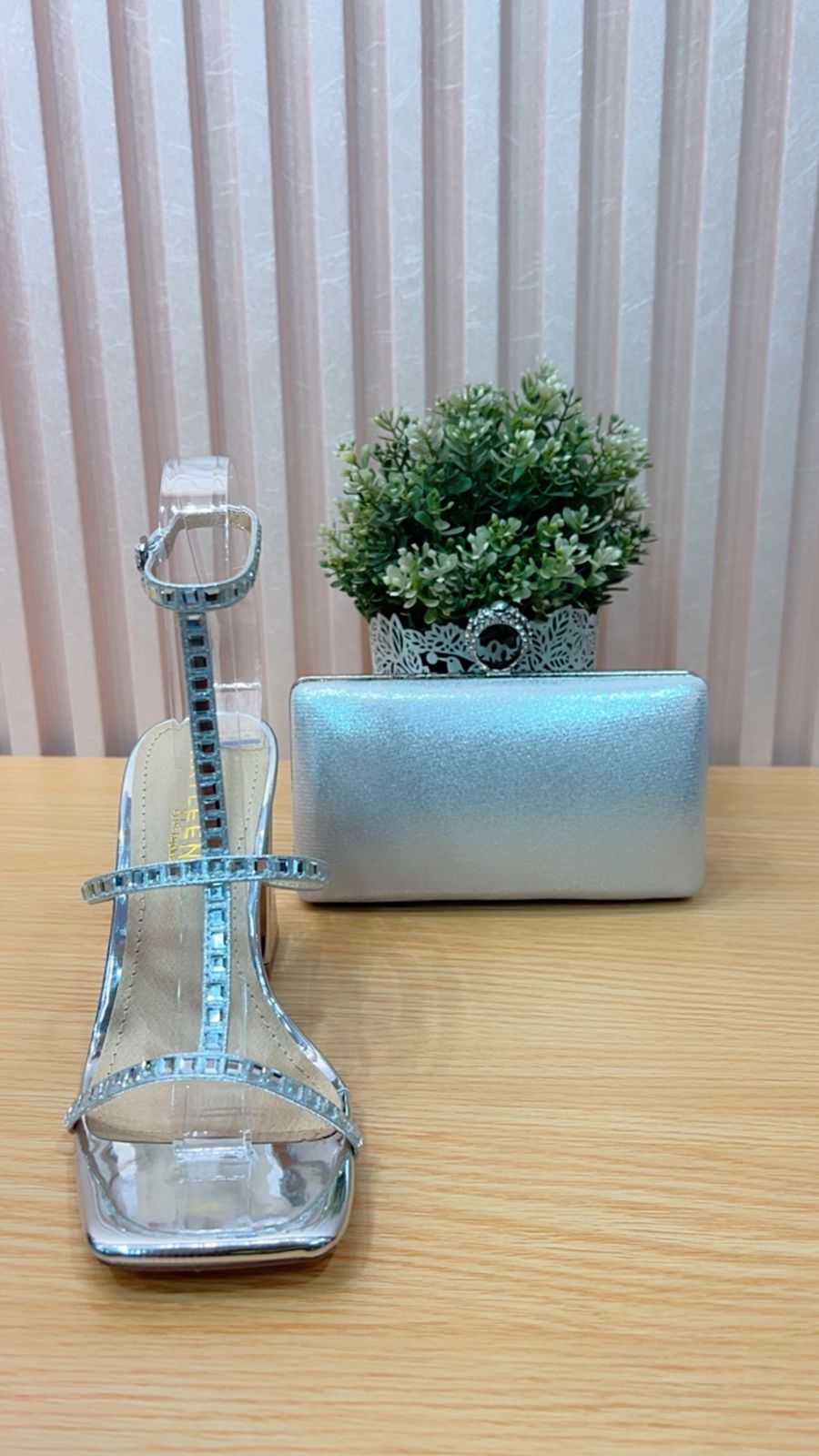 ZAPATILLA DE TACON CUADRADO PLATEADO