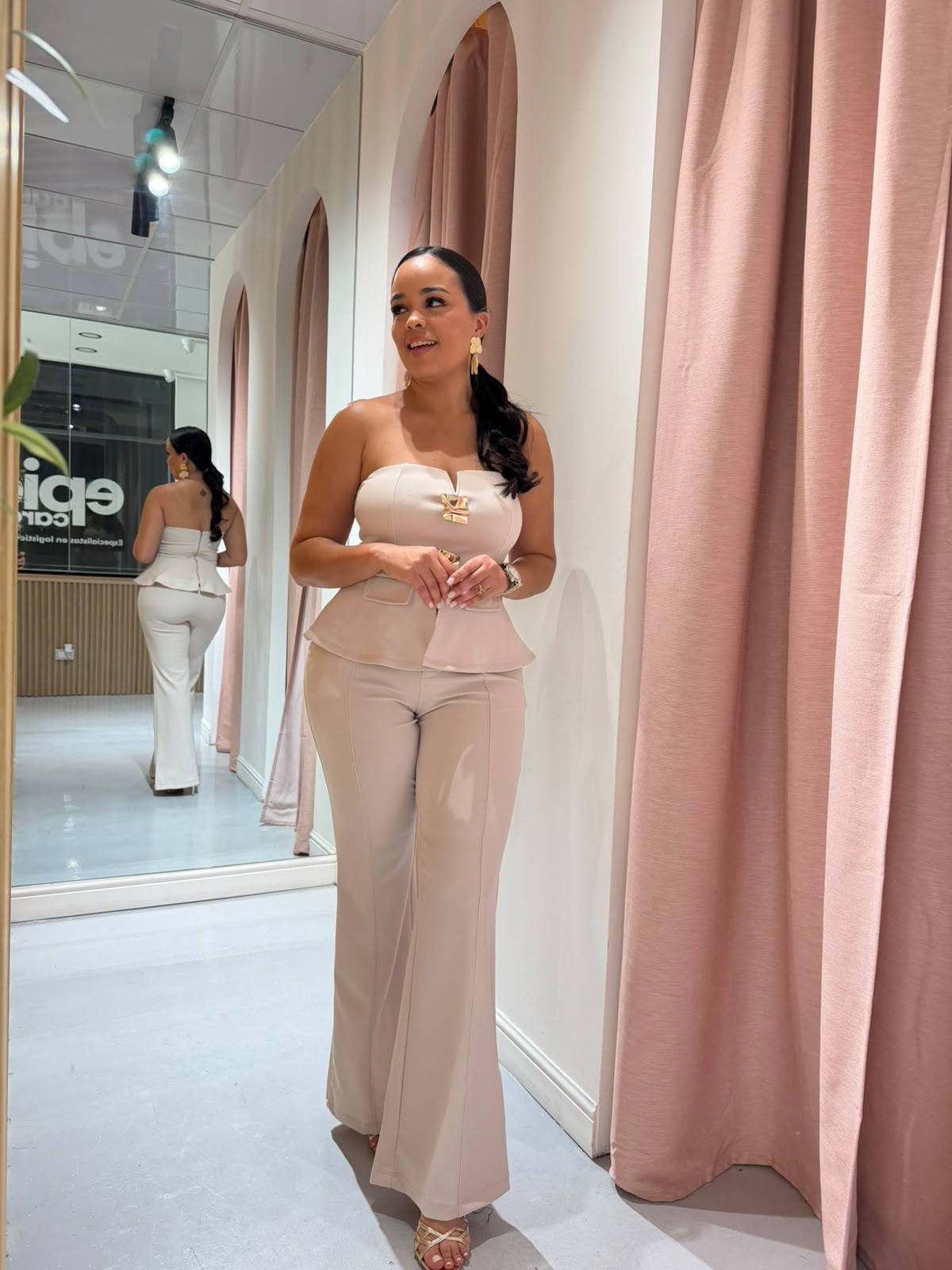 SET CON TOP PEPLUM Y BOTONES DORADOS