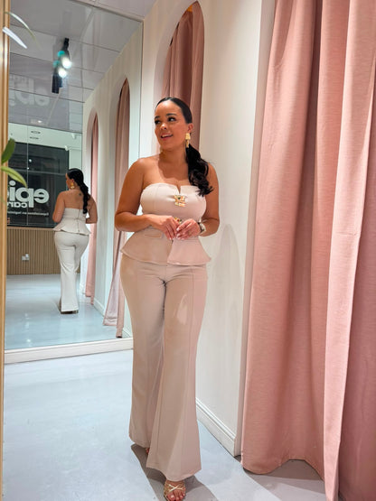 SET CON TOP PEPLUM Y BOTONES DORADOS