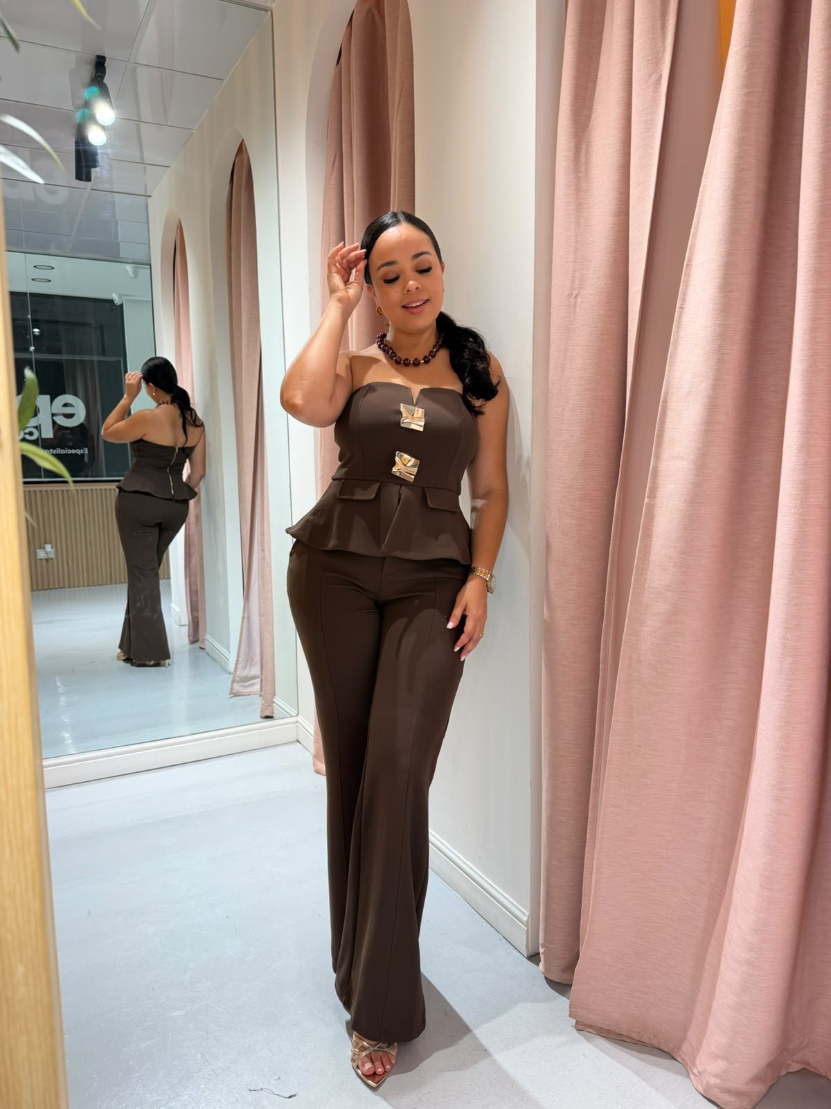 SET TOP PEPLUM CON BROCHES DORADOS