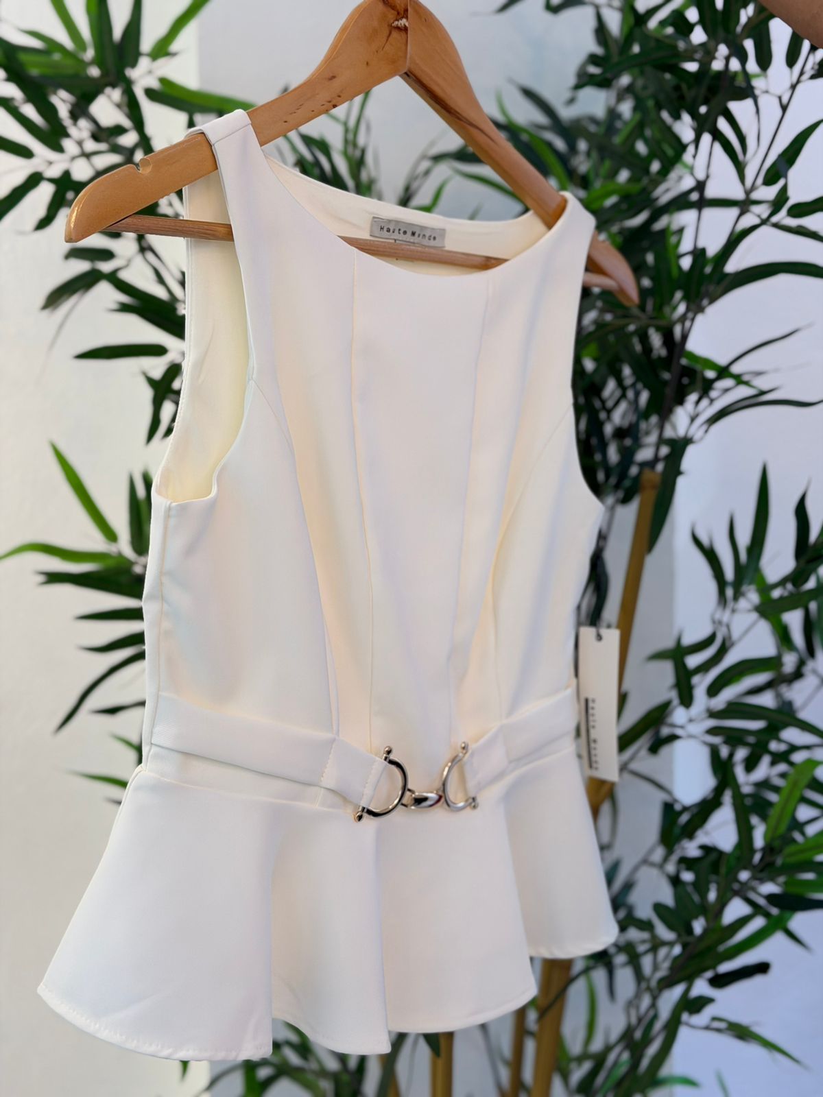 BLUSA BLANCA CON DETALLE DORADO